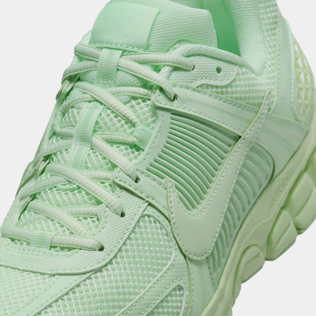 Nike Zoom Vomero 5 Mens Running Shoes Vapor Green HF5493-301  display picture 2