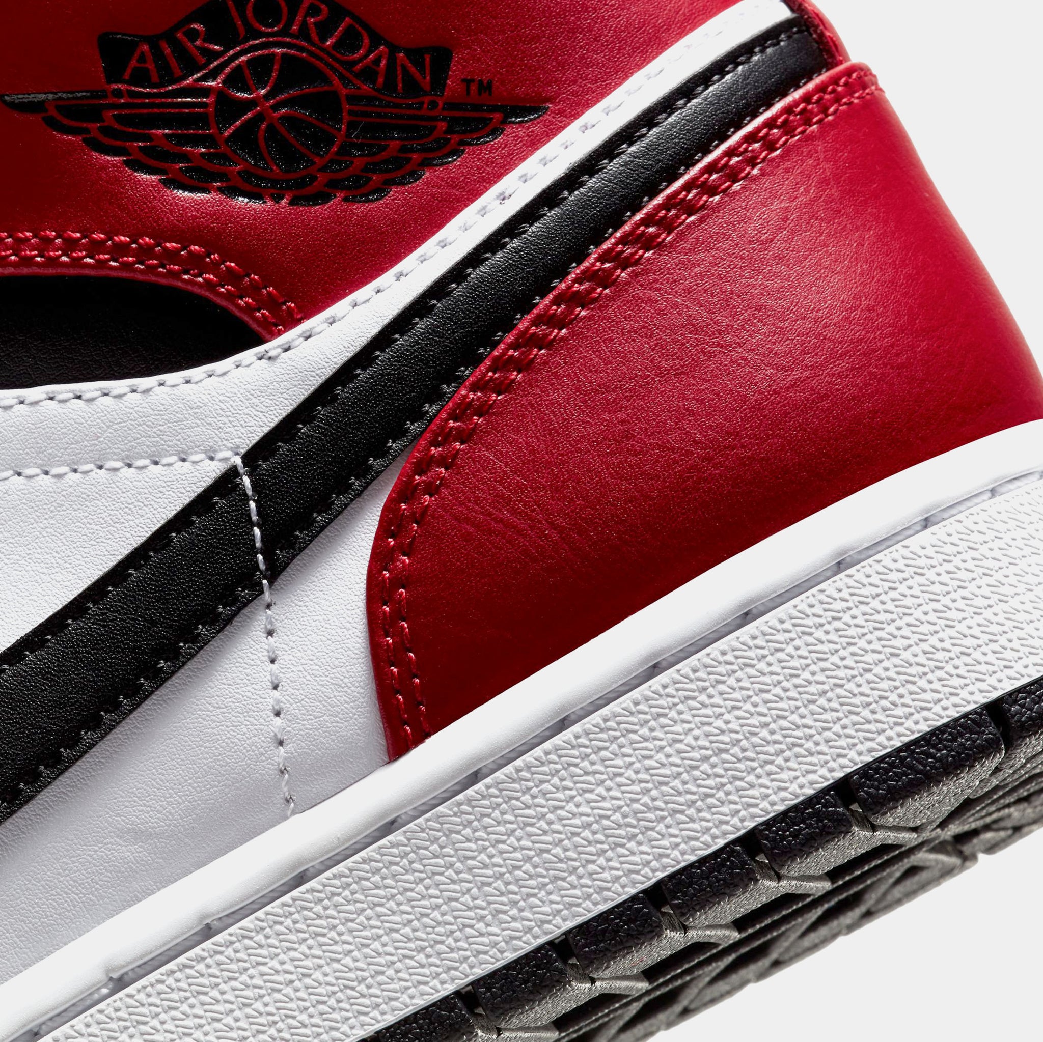 Nike Air Jordan 1 Mens Size 12 Mid Chicago Black Toe Red 2020 Retro 554724-069 Air Jordan 1 Mid  main image 2