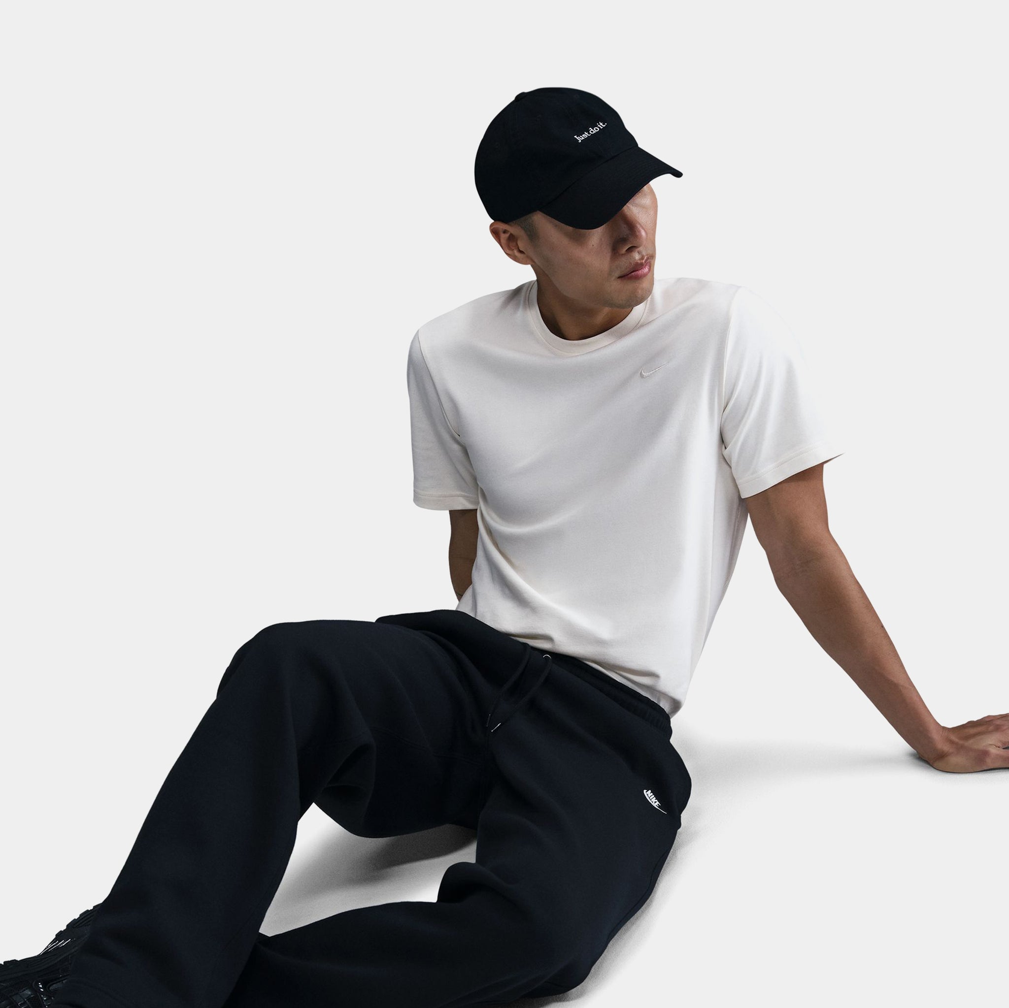 nike club essentials open hem sweatpants in black