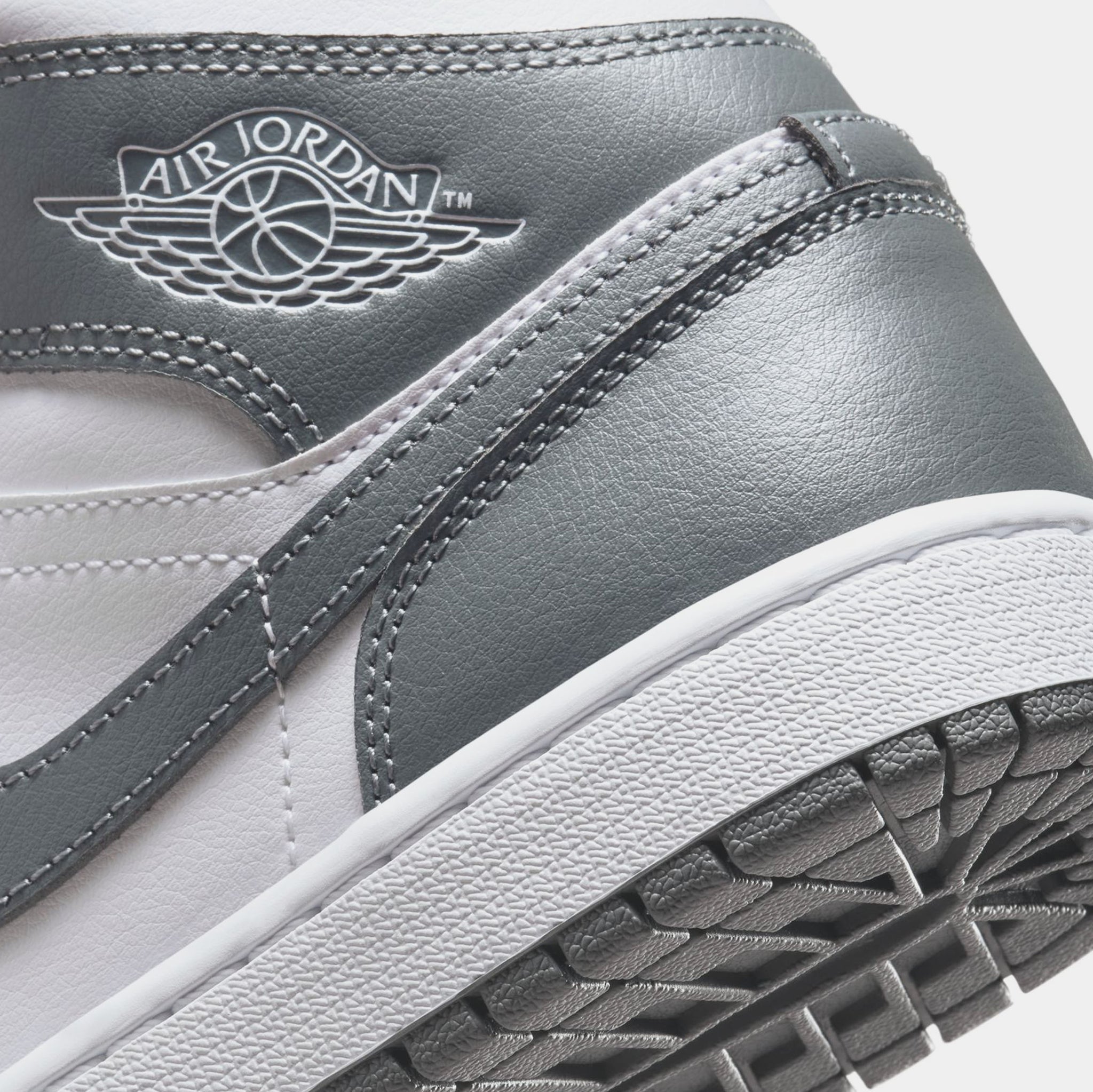 Nike Air Jordan スパイク ホワイト/グレー Jordan Air Jordan 1 Mid Womens Lifestyle Shoes White Smoke Grey