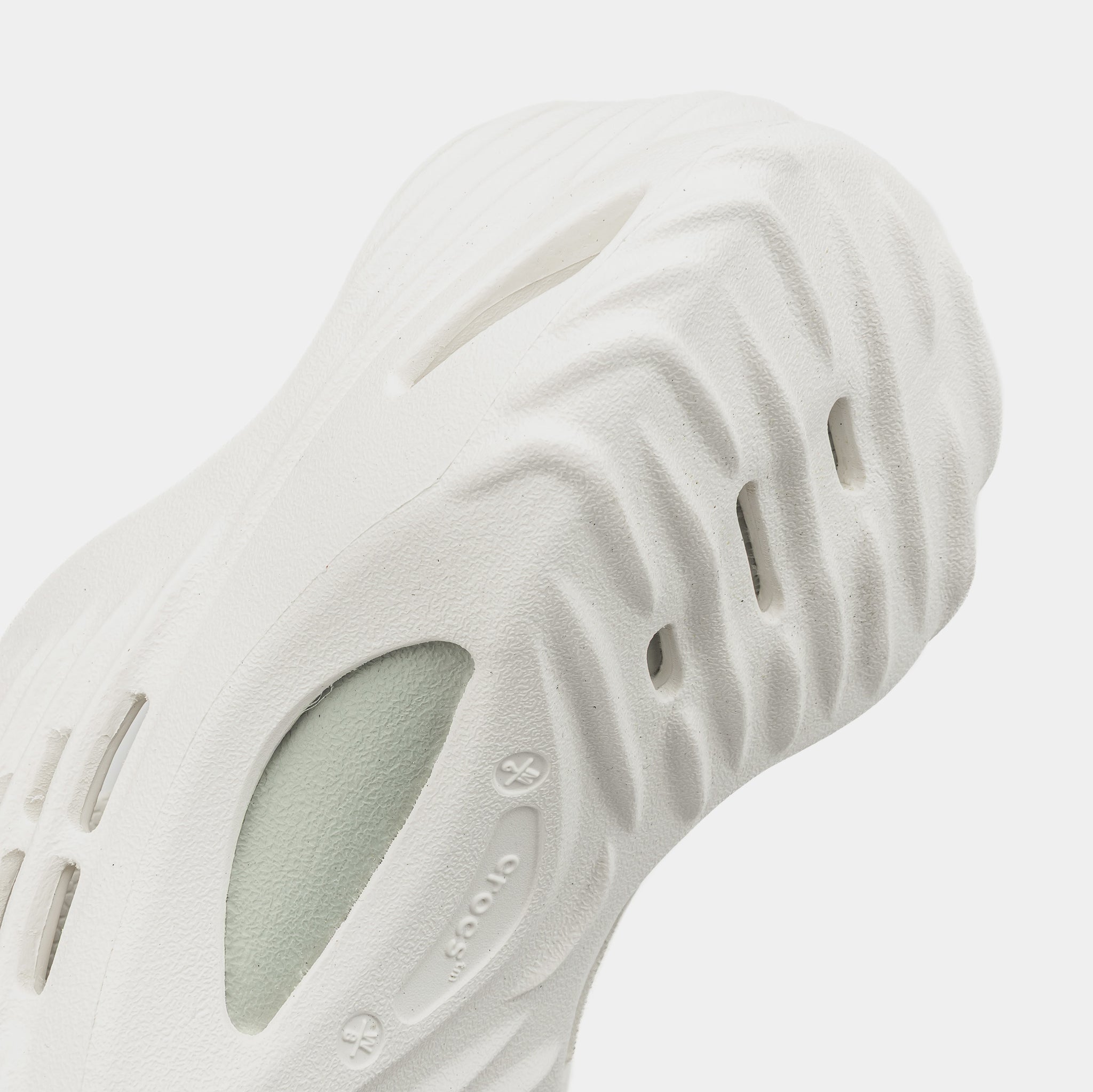 Crocs Echo Wave Mens Sandals Chalk 210521-0WV – Shoe Palace display picture 1