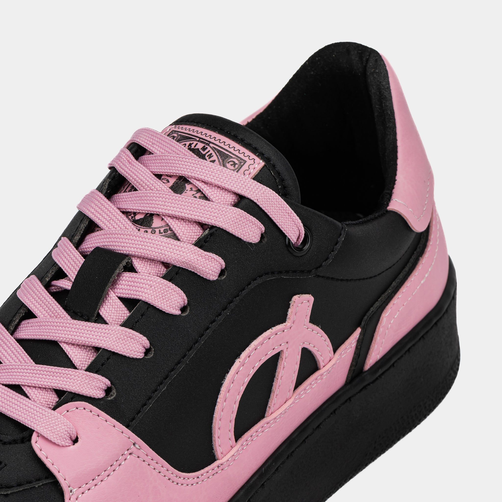6/1まで イス black and pink market market限定 LOCI Nicki Minaj x NEO Barbie Dangerous Womens Lifestyle Shoes